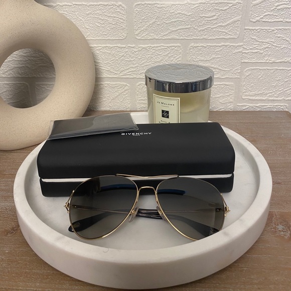 Givenchy Accessories - ‼️ GIVEAWAY‼️
